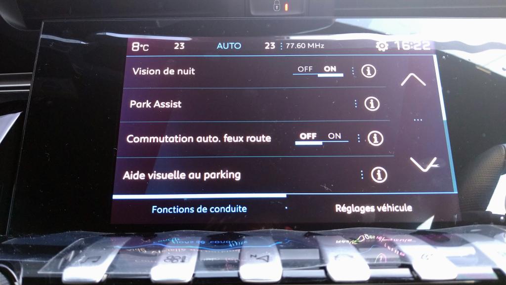 タッチスクリーンの表示言語がフランス語になってしまった場合の対処法ご案内です。