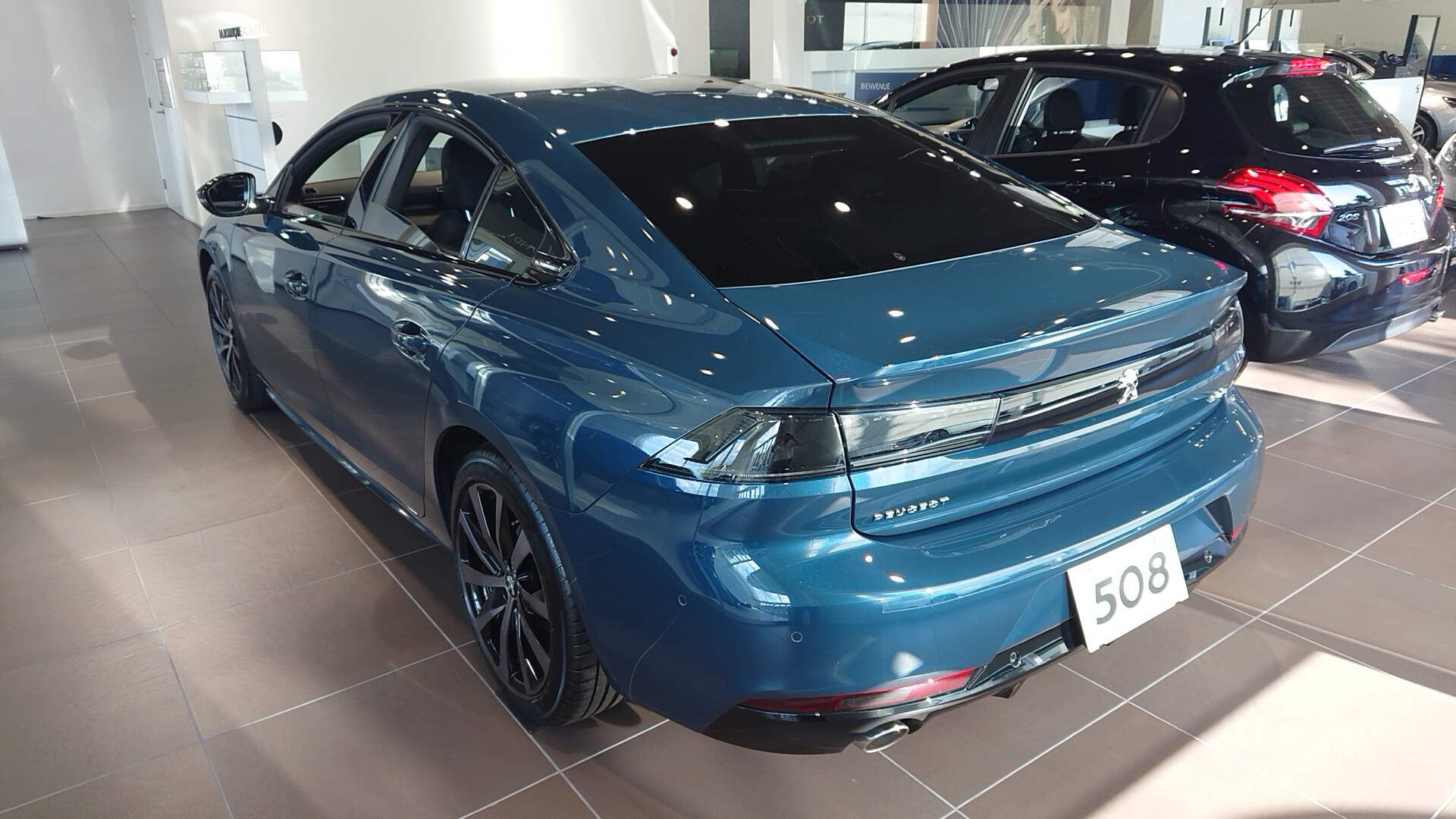508 GT LINE CELEBES BLUE 展示中。